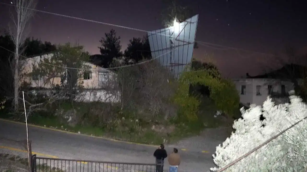 Mersin’de Şiddetli Fırtına Asırlık Ağacı Kökünden Söktü! 5